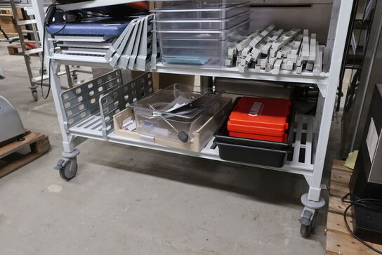 Reol på hjul CAMBRO med indhold 