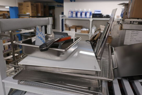 Reol på hjul CAMBRO med indhold 