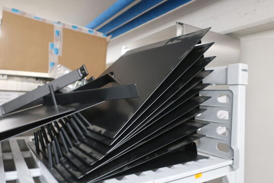 Reol på hjul CAMBRO med indhold 