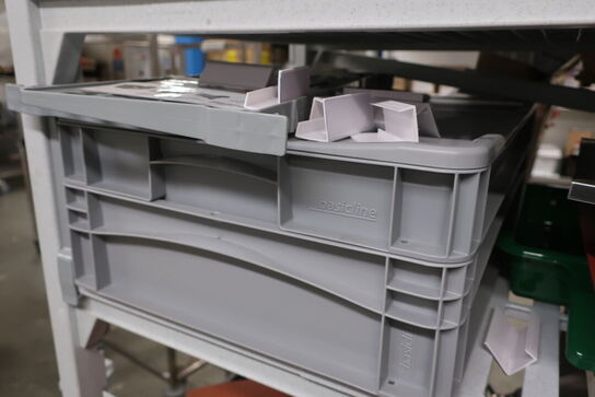 Reol på hjul CAMBRO med indhold 