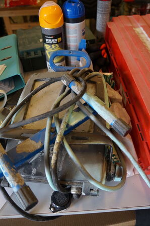 Arbejdsbord med indhold UDEN HILTI