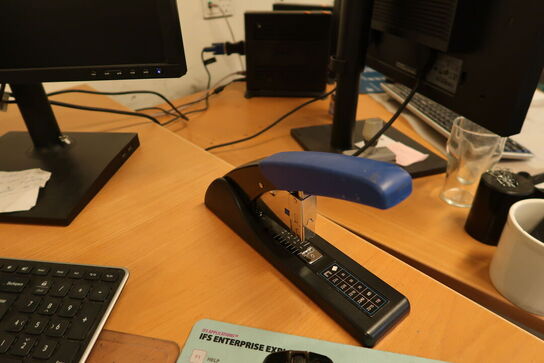 El. hæve/sænke skrivebord, computerskærm SAMSUNG S23E650, tastatur, mus