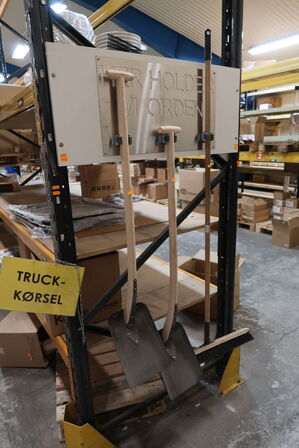 2 stk. skovle samt kost på ophæng