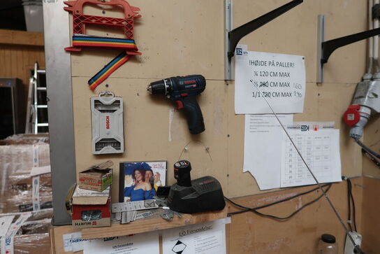 Arbejdsbord med div. Håndværktøj, radio m.m.
