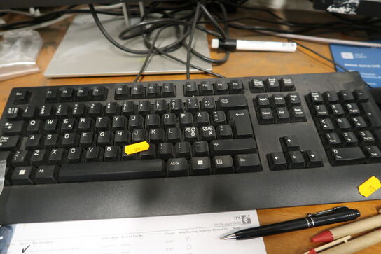 2 stk. computerskærme LENOVO, HP, tastatur, mus, computer LENOVO 12E3