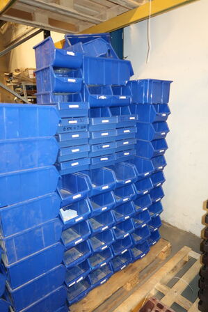 Palle med plastikkasser