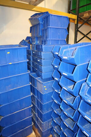 Palle med plastikkasser