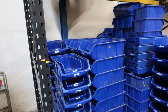Palle med plastikkasser