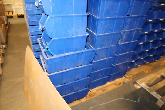 Palle med plastikkasser