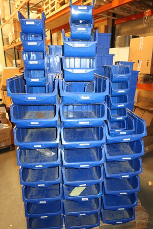 Palle med plastikkasser