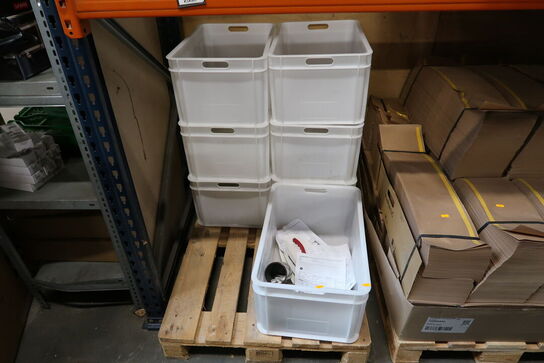 Palle med plastikkasser