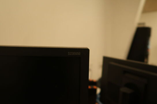 El. hæve/sænke skrivebord, computerskærm SAMSUNG S23E650, tastatur, mus