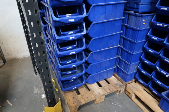 Palle med plastikkasser
