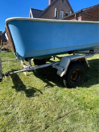 Jolle inkl. trailer (STÅR I 8370 HADSTEN) (MOMSFRI)