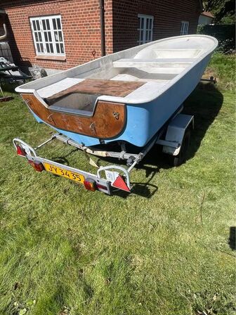 Jolle inkl. trailer (STÅR I 8370 HADSTEN) (MOMSFRI)