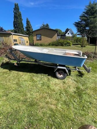 Jolle inkl. trailer (STÅR I 8370 HADSTEN) (MOMSFRI)