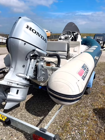 18' Gummibåd VALIANT V520 RIB med Honda BF100 motor samt trailer (MOMSFRI)