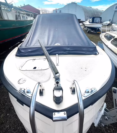 23' Motorbåd RISØR med næsten ny motor med bare 22 timer