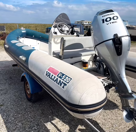 18' Gummibåd VALIANT V520 RIB med Honda BF100 motor samt trailer (MOMSFRI)