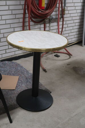 Cafébord m. 3 stk. ZEDERKOF PEOPLE cafestole i træ