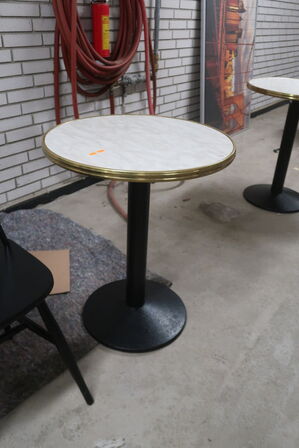 Cafébord m. 3 stk. ZEDERKOF PEOPLE cafestole i træ