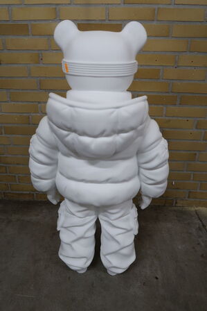 Skulptur ASTROBEAR af Rasmus Benjamin