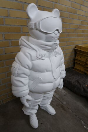 Skulptur ASTROBEAR af Rasmus Benjamin