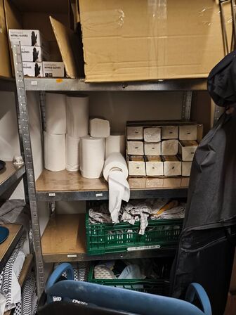 Reoler i depot (indhold medfølger ikke)