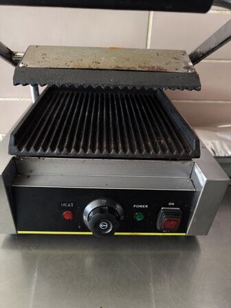 Elektrisk grill ECG811