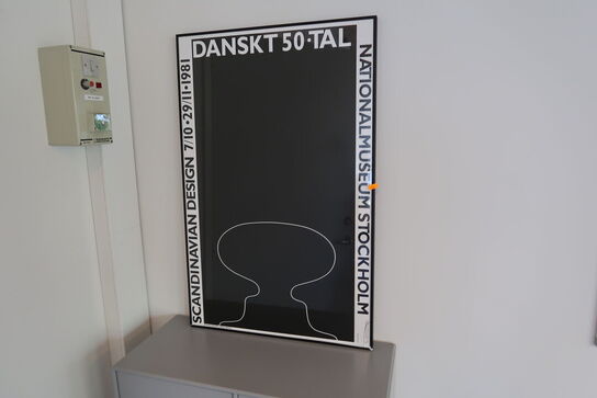 Reol, whiteboard, plakat, billeder, træningsbold, stol