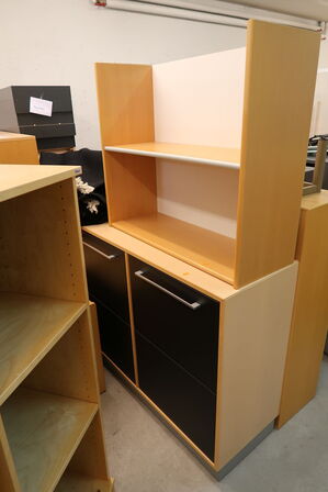 2 stk. reoler, bord, 2 stk. skuffemoduler, skab KINNARPS, kontorstol, 2 stk. barborde m.m.