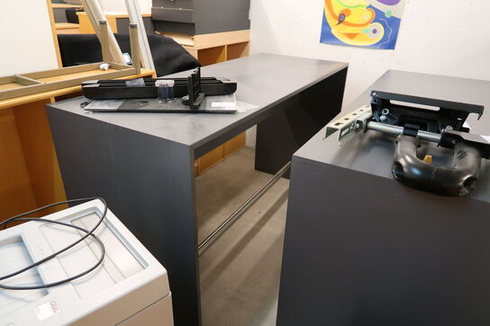 2 stk. reoler, bord, 2 stk. skuffemoduler, skab KINNARPS, kontorstol, 2 stk. barborde m.m.