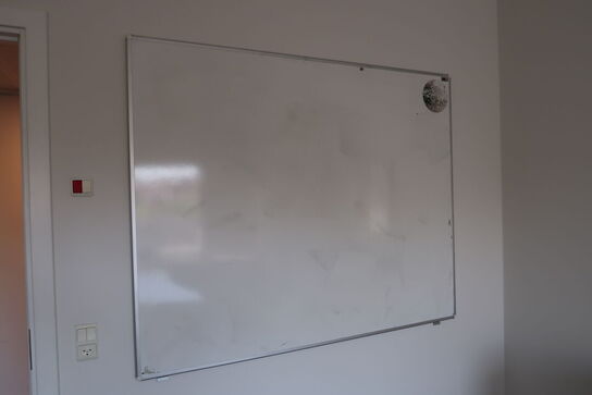 El. hæve/sænke skrivebord KINNARPS, reol, whiteboard m.m.