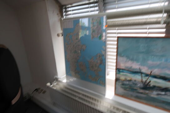 Reol, whiteboard, plakat, billeder, træningsbold, stol