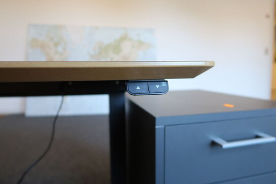 El. hæve/sænke skrivebord, skuffemodul, reol, whiteboard