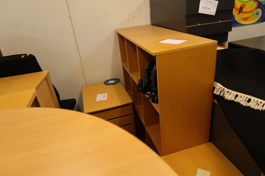 2 stk. reoler, bord, 2 stk. skuffemoduler, skab KINNARPS, kontorstol, 2 stk. barborde m.m.
