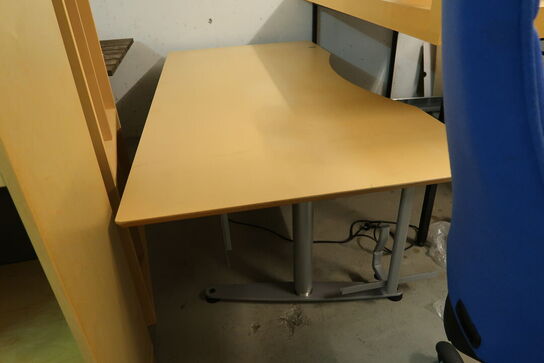 Arkivskab, skabe KINNARPS, reoler, skrivebord m.m.