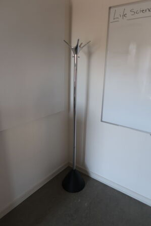 El. hæve/sænke skrivebord KINNARPS, skuffemodul, skab, stumtjener m.m.