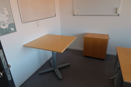 2 stk. el. hæve/sænke skriveborde KINNARPS, reoler, bord, whiteboard m.m.