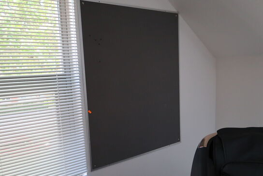 Reol, whiteboard, plakat, billeder, træningsbold, stol