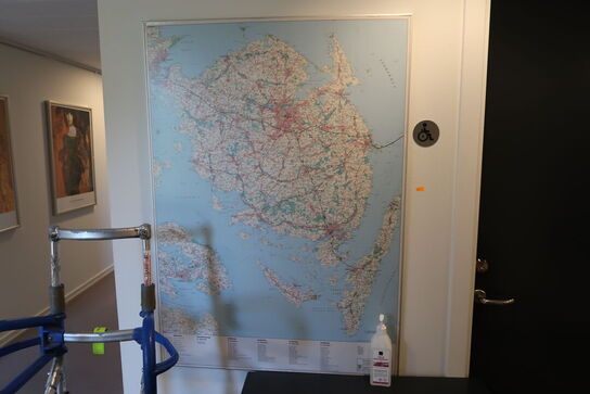 Bord, kort, skraldespand samt papirholder m.m.