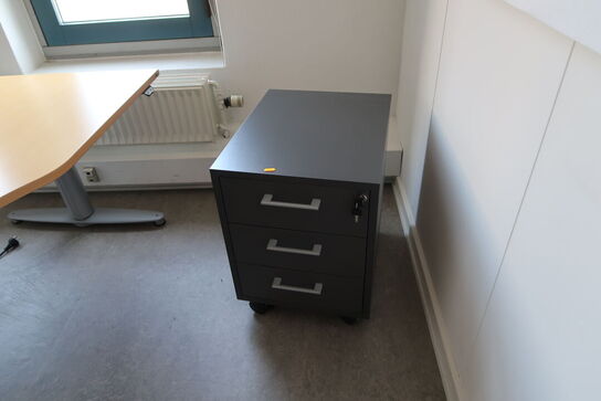 El. hæve/sænke skrivebord KINNARPS, skuffemodul, whiteboard m.m.