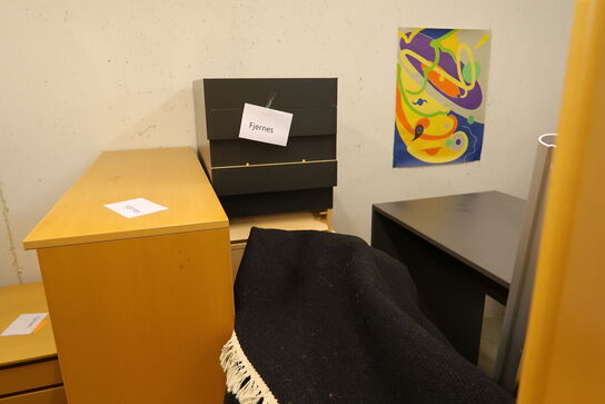 2 stk. reoler, bord, 2 stk. skuffemoduler, skab KINNARPS, kontorstol, 2 stk. barborde m.m.