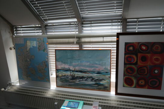 Reol, whiteboard, plakat, billeder, træningsbold, stol