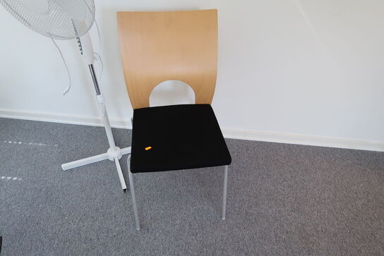 Reol, whiteboard, plakat, billeder, træningsbold, stol