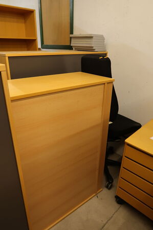 2 stk. reoler, bord, 2 stk. skuffemoduler, skab KINNARPS, kontorstol, 2 stk. barborde m.m.
