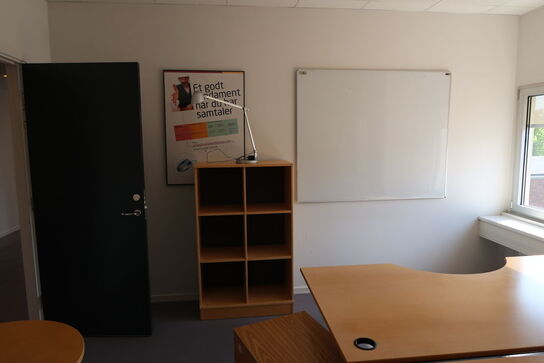 2 stk. el. hæve/sænke skriveborde KINNARPS, reoler, bord, whiteboard m.m.