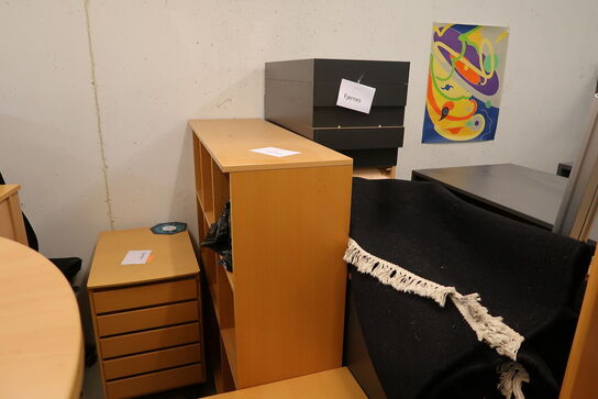 2 stk. reoler, bord, 2 stk. skuffemoduler, skab KINNARPS, kontorstol, 2 stk. barborde m.m.
