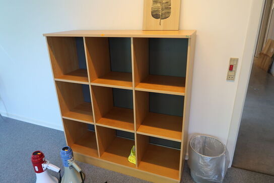 Reol, whiteboard, plakat, billeder, træningsbold, stol