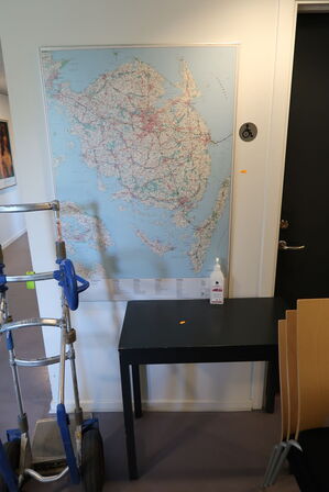 Bord, kort, skraldespand samt papirholder m.m.